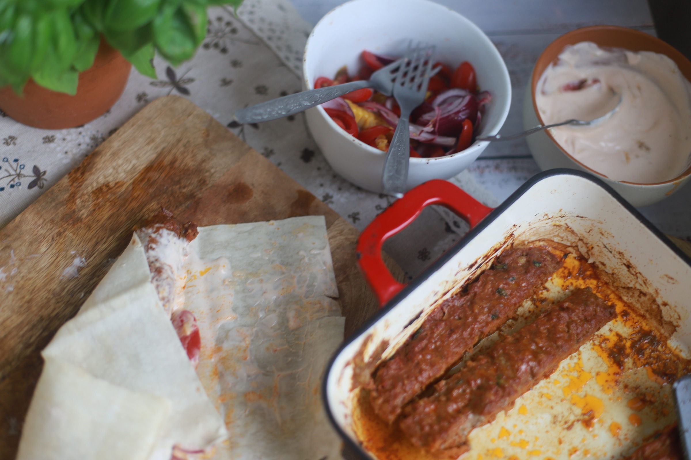 Kartais paprasti ingredientai sukuria tikrą stebuklą - tą galiu ir pasakyti apie šias sultingas vištienos juostelės su pomidorų pasta ir gaiviomis salotomis.
