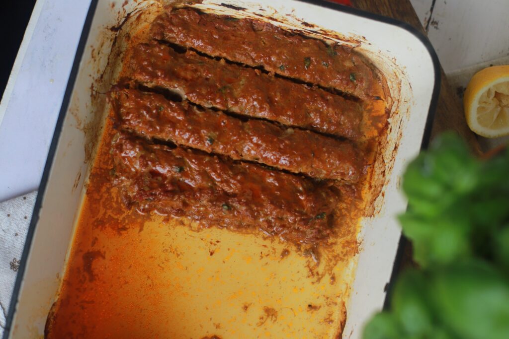 Kartais paprasti ingredientai sukuria tikrą stebuklą - tą galiu ir pasakyti apie šias sultingas vištienos juostelės su pomidorų pasta ir gaiviomis salotomis.