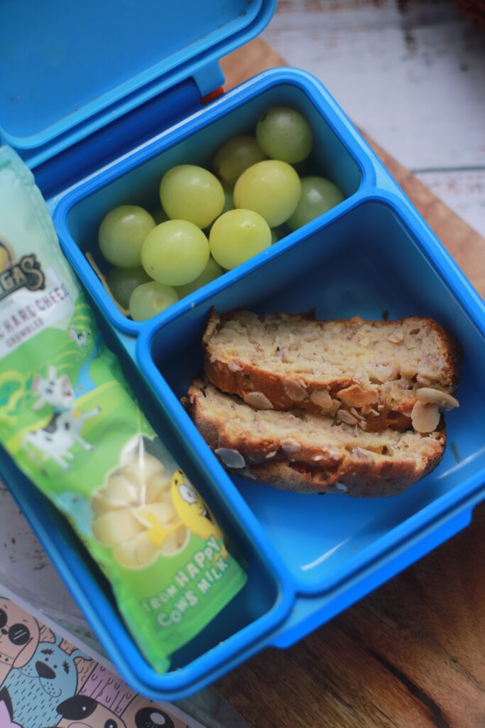 Bananų duona su grūdėta varške