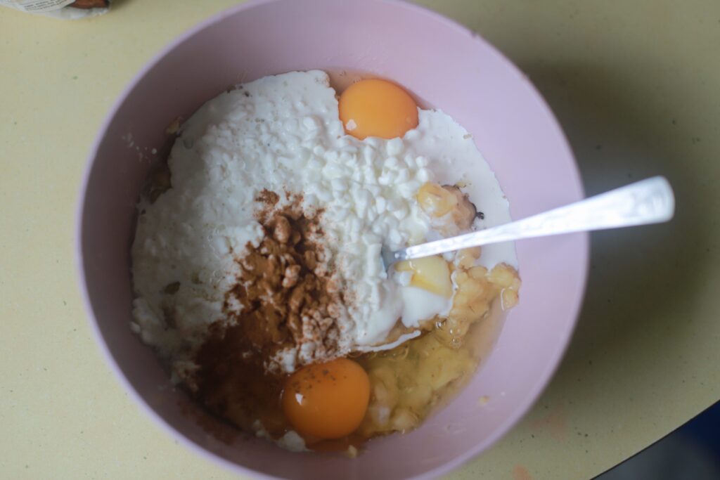 Bananų duona su grūdėta varške