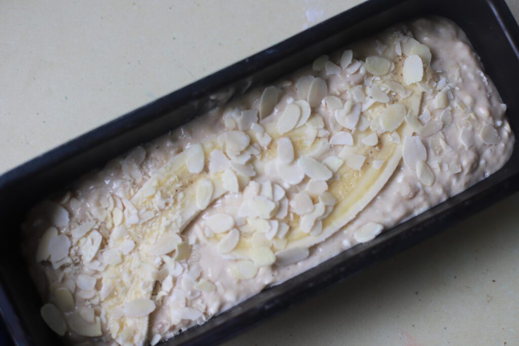 Bananų duona su grūdėta varške