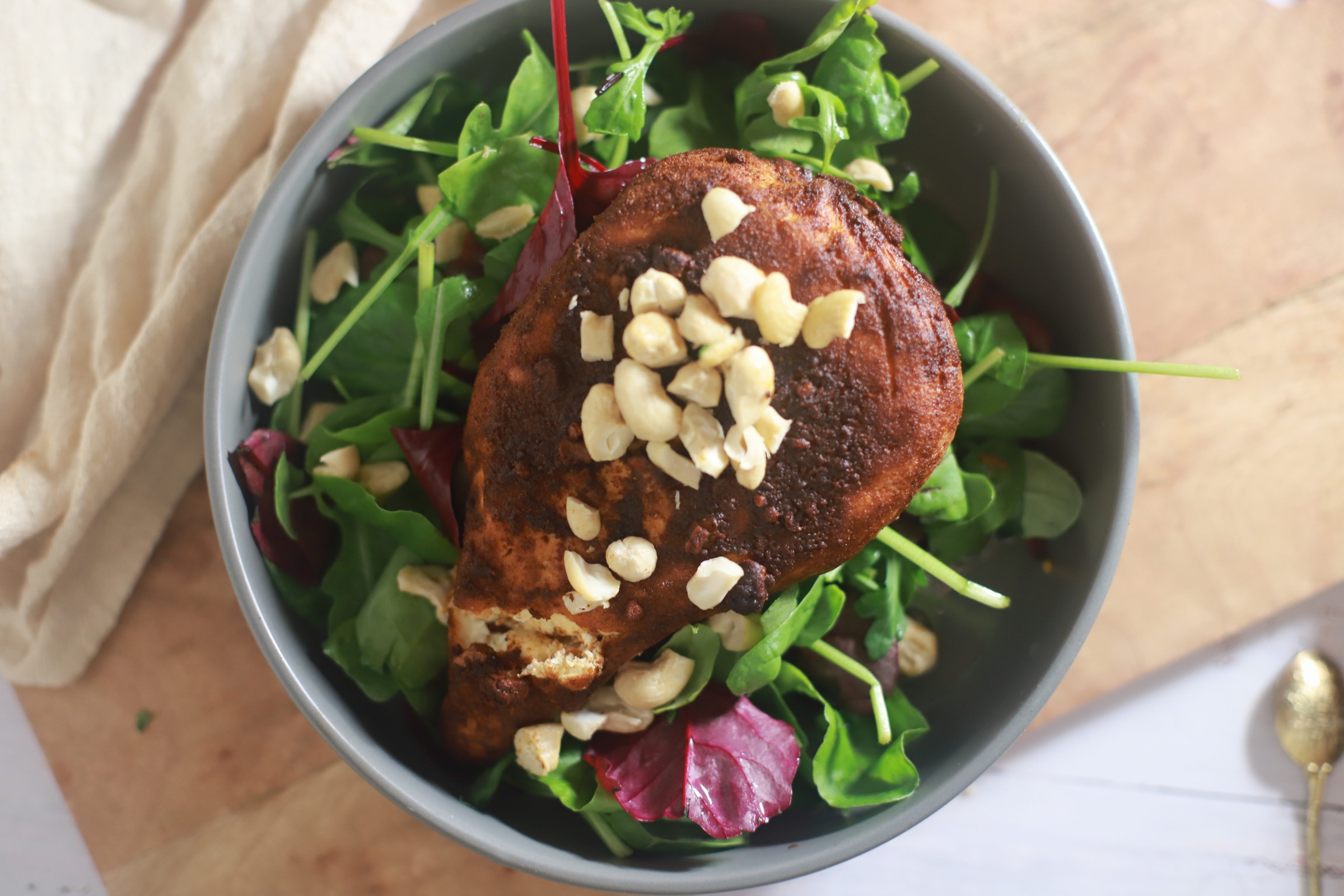 Orkaitėje kepto sūrio salotos