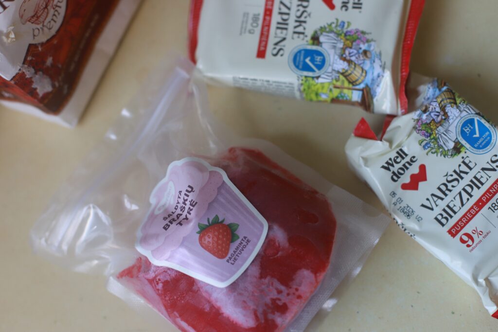 šaldyta braškių tyrė