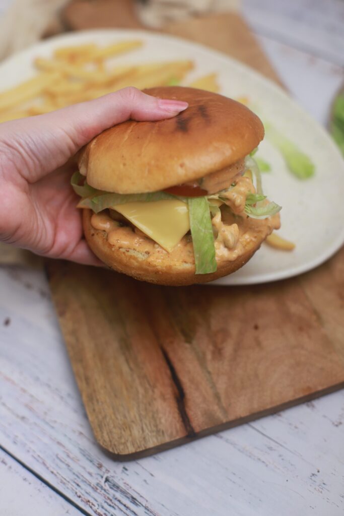 Mėsainis su riešutų kremo padažu