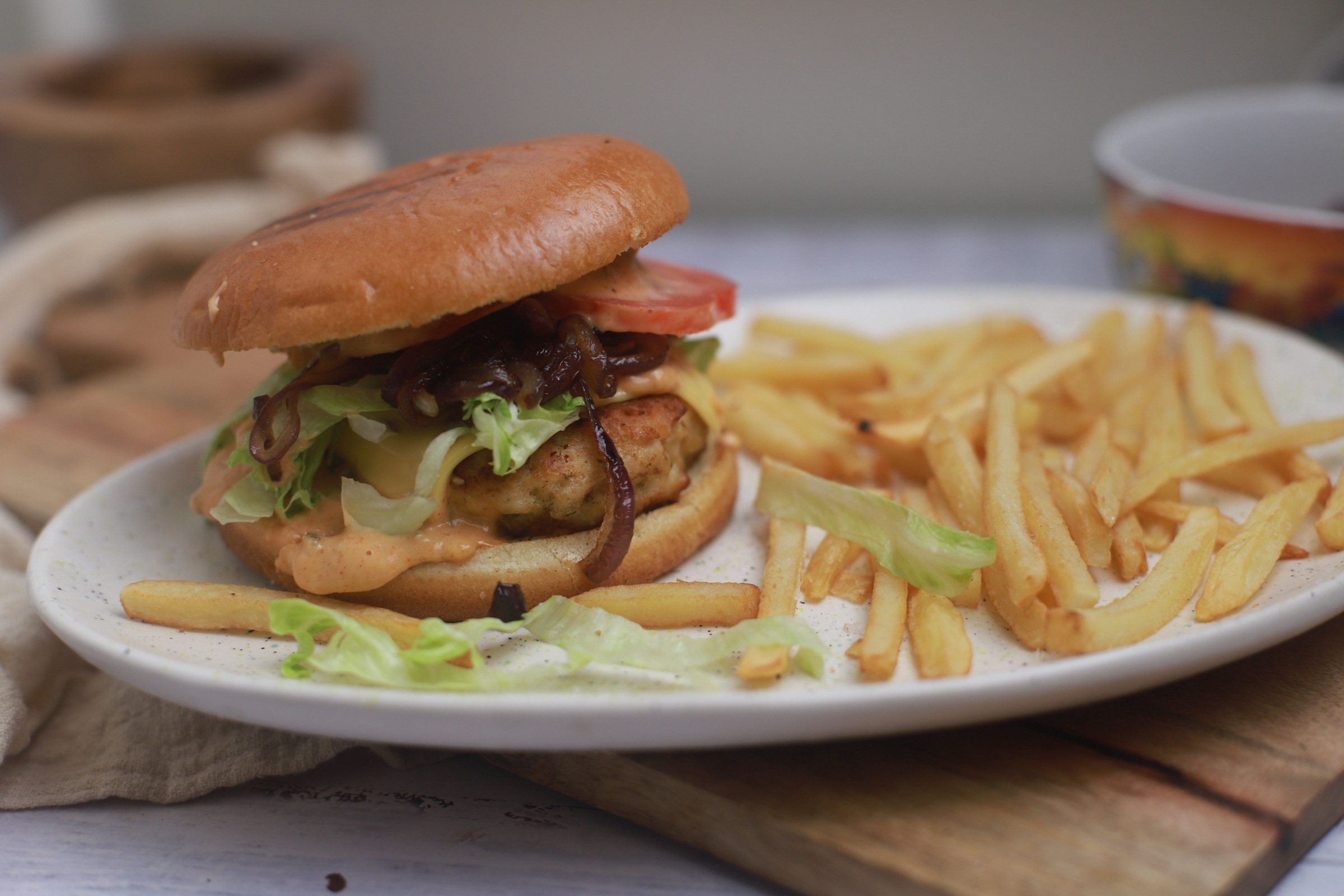 Mėsainis su riešutų kremo padažu