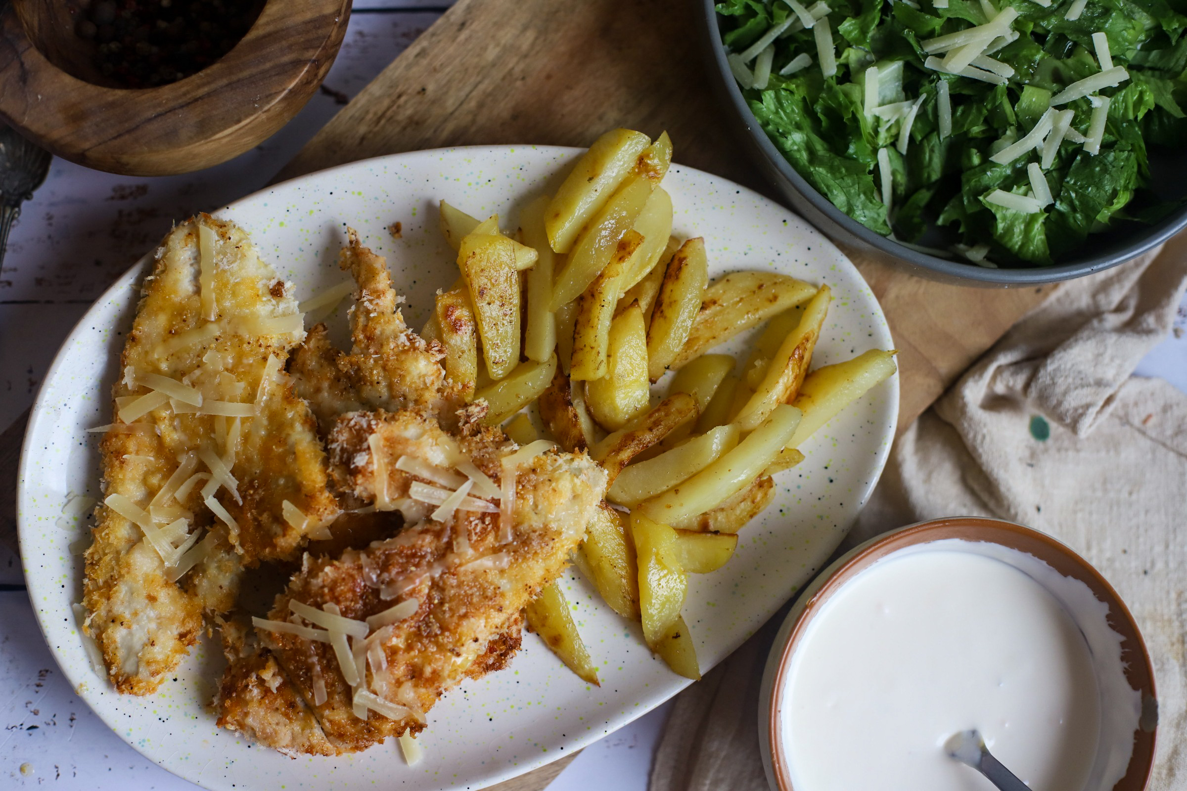 Vištiena panko džiuvėsėliuose su salotomis